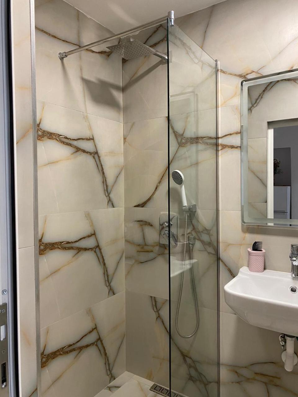 Central Welcoming Apartment In تيرانا المظهر الخارجي الصورة